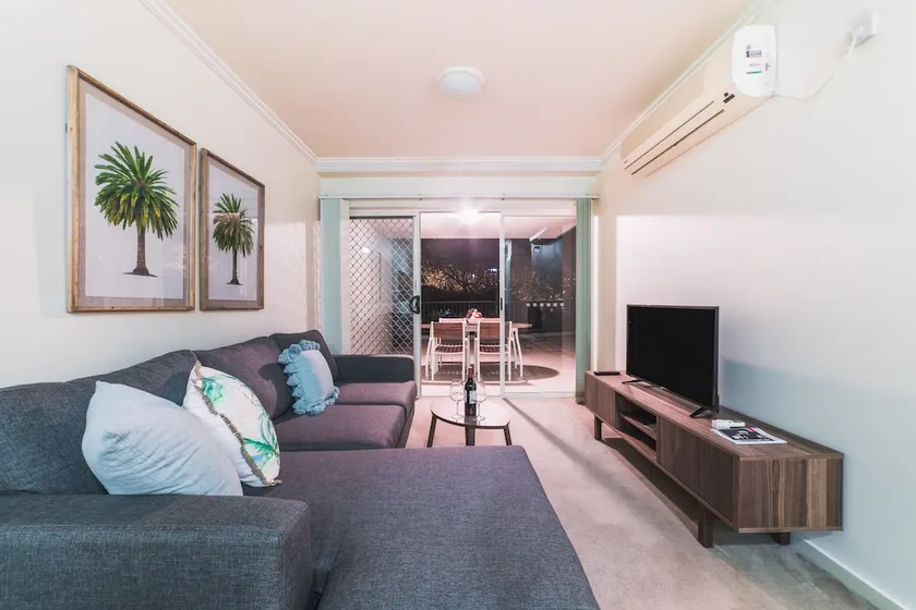 Absolute Riverfront One Bedroom Apartment - Image 1