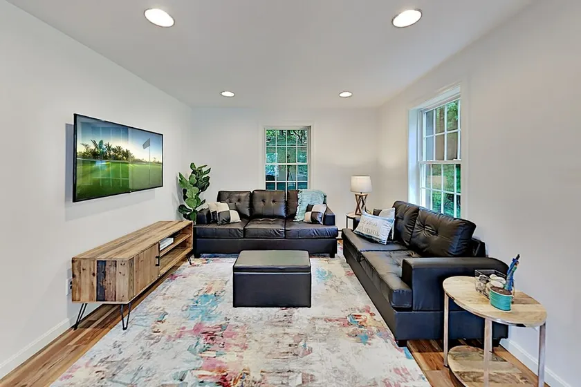 76overrd 3 Bedroom Home - Image 1
