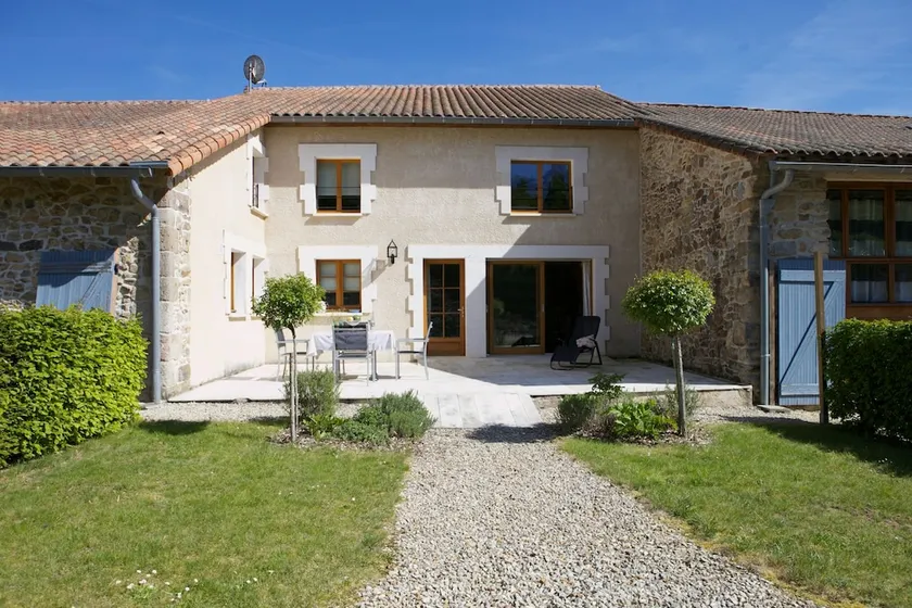 La Belle Cour - Image 1