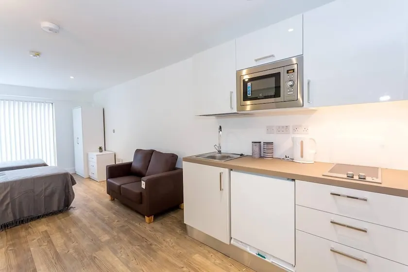 Spacious studio apartment in the heart of Oldham - Image 1