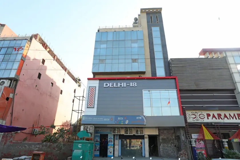 Hotel Qlark by OYO Rooms - Image 1