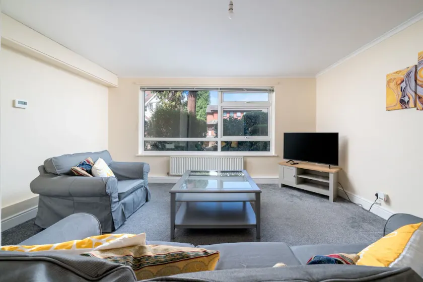 Modern 2BR Apartment w/ Free Parking in Redhill - Image 1