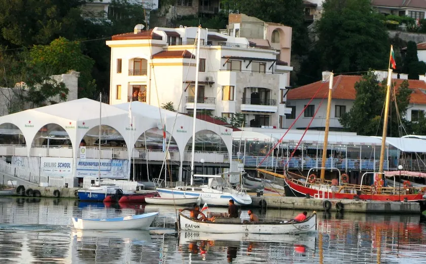 Iris Hotel - Image 1