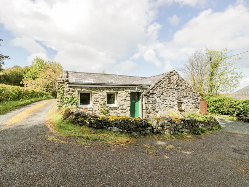 Ty Cerrig Llanbedr - Image 1