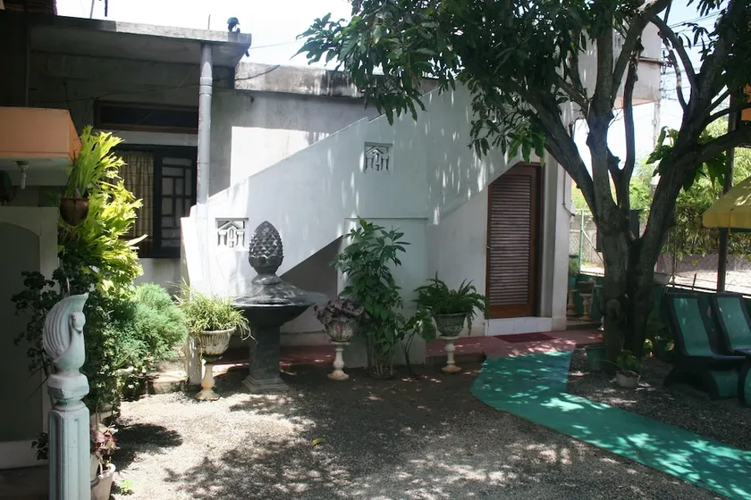 Bernie's Inn - Image 1
