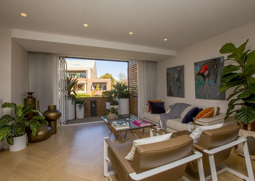 2 Bed Sydney Executive Apt Close To City - Image 1
