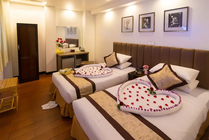 High Five Hotel - Image 1