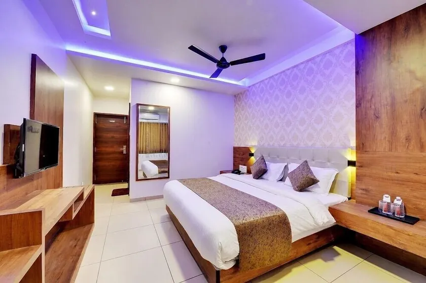 Hotel Devkinandan - Image 1