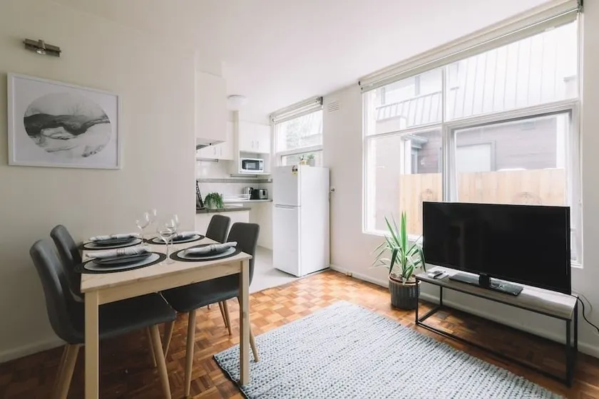 Cosy Melbourne Apartment Close To CBD - Image 1