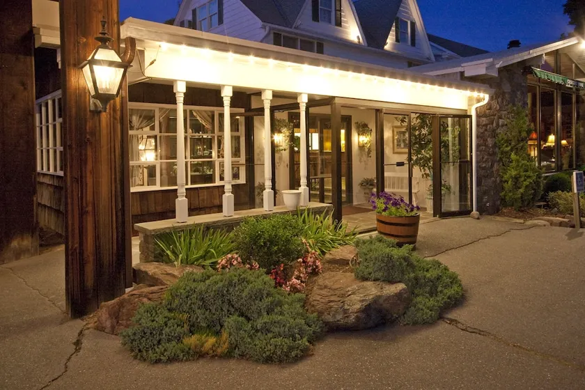 Crescent Lodge and Country Inn - Image 1