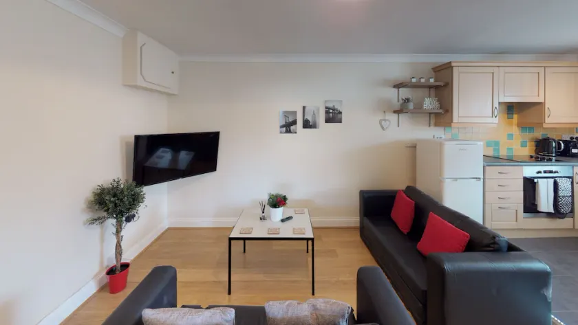 2 Bedroom Apartment, Castle Walk - Image 1