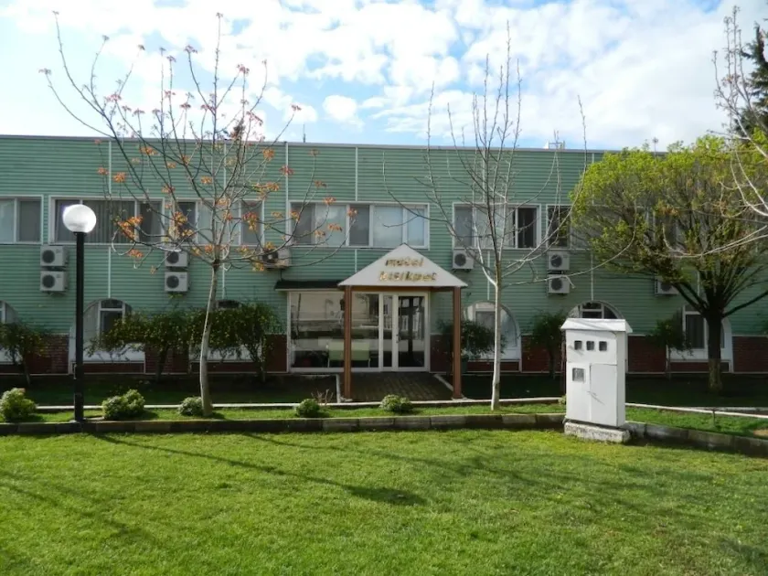 Kisikpet Hotel - Image 1