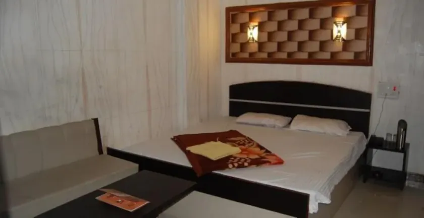 Goroomgo Sai City Inn Kalikapur Near Ruby Kolkata - Couple Friendly - Image 1