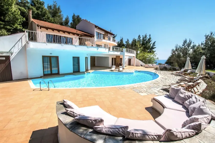 halu! Luxury Villa with Private Pool - Image 1