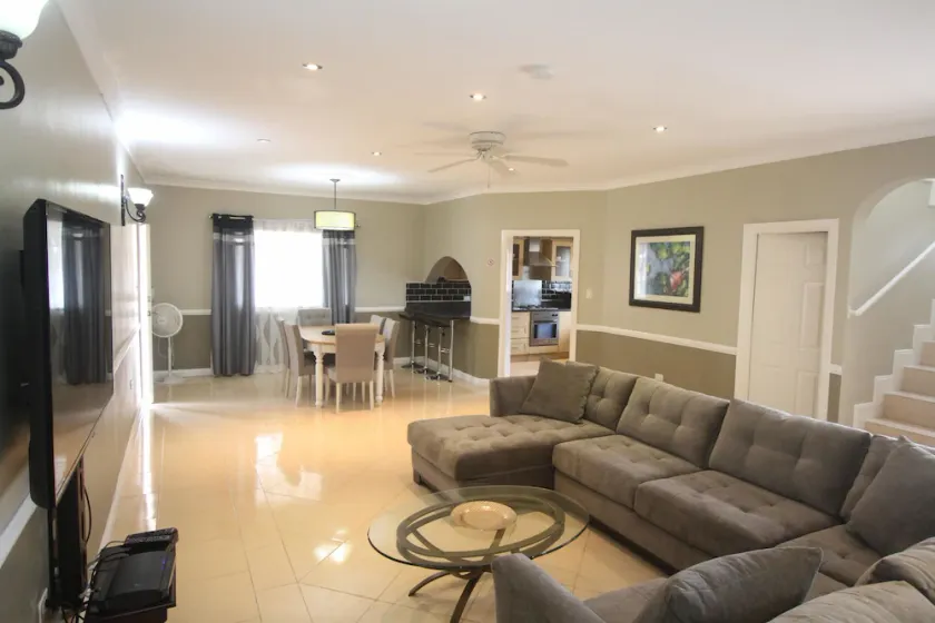 Summer Breeze Vacation Home - Image 1