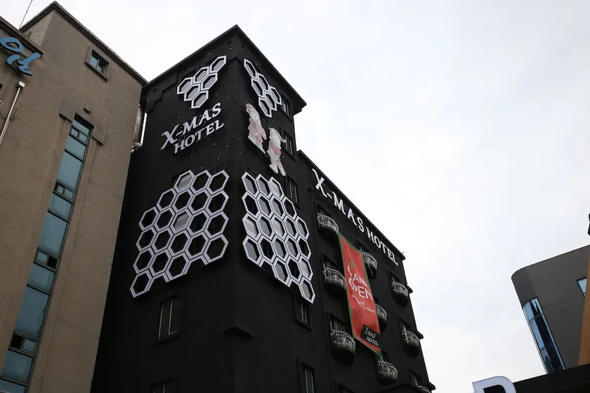 X Mas Hotel - Image 1