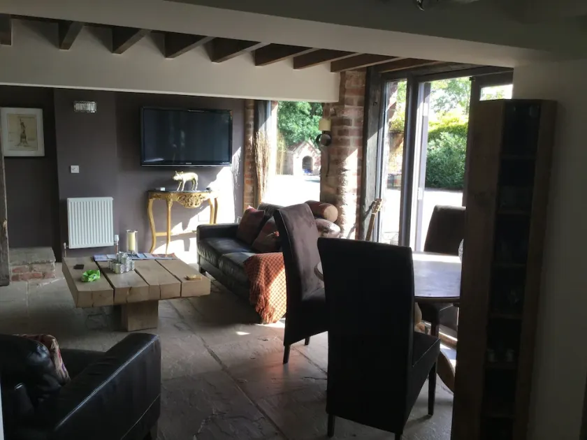 Impeccable Cottage Suitable for 2 Adults & 1 Child - Image 1