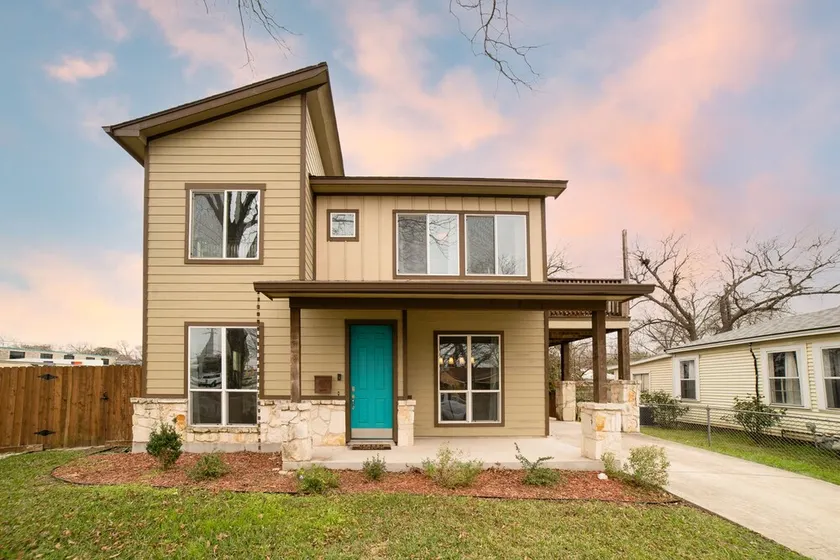 Lady Bird by Avantstay Great Location in Austin w/ Large Yard & Fire Pit! - Image 1