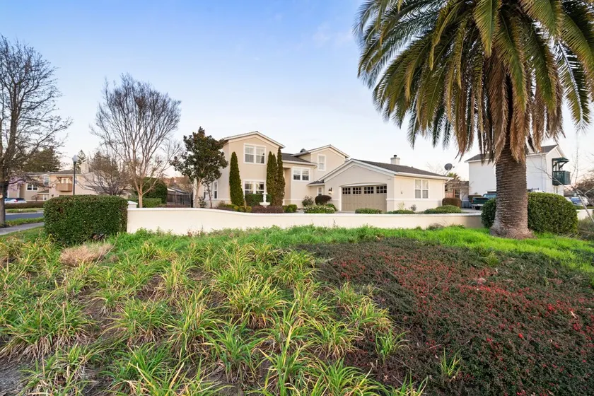 Fiano by Avantstay Centrally Located Haven w/ Stunning Courtyard & Pool Table - Image 1