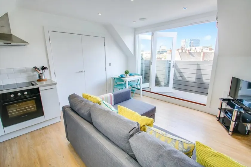 19 Cathedral Walk - Image 1