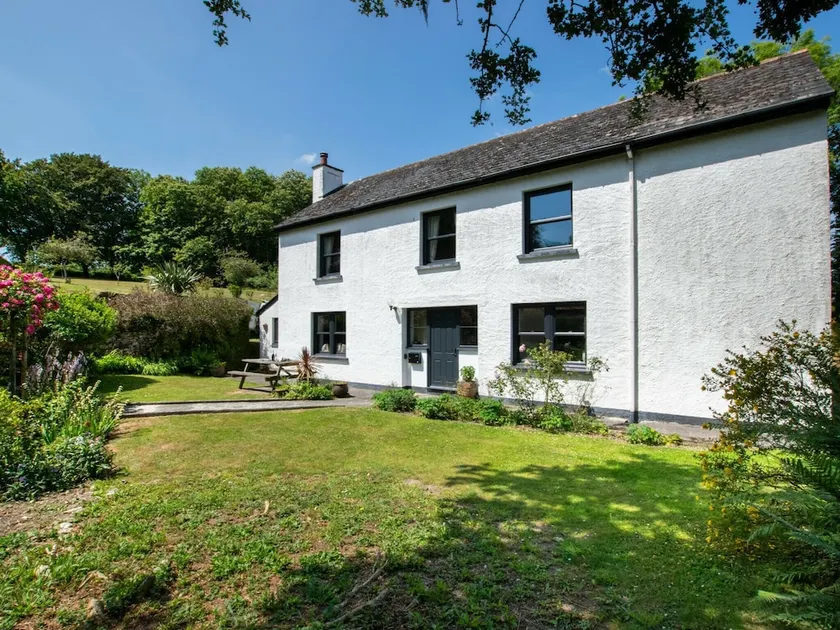 Plush Holiday Home in Cornwall With Private Garden - Image 1