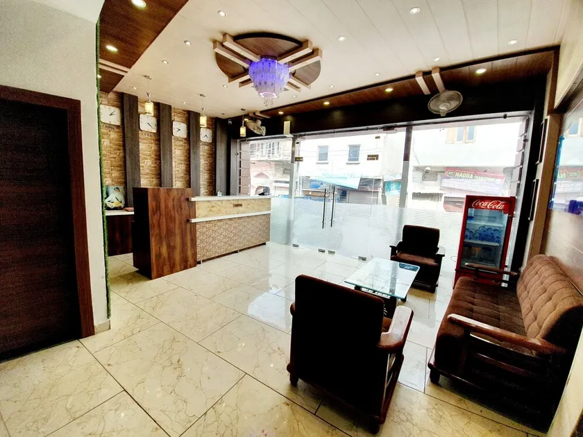 Collection O Hotel Royal View - Image 1