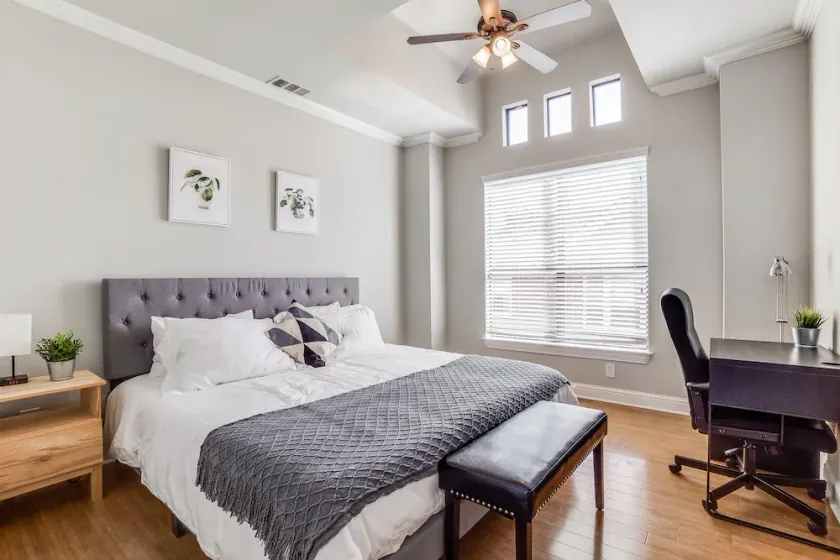 Gorgeous Oak Lawn Townhouse KING BEDS - Image 1