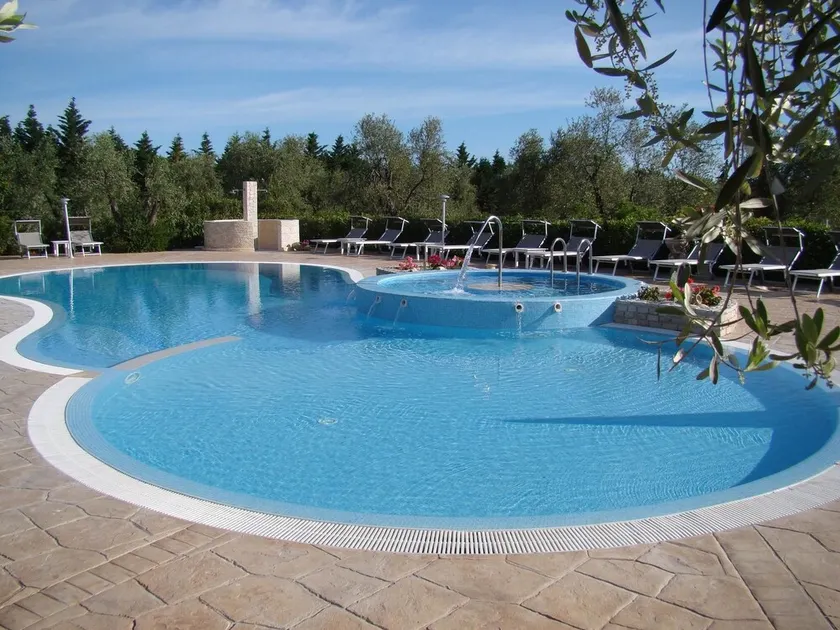 Apartamento vacacional con jardín, barbacoa y jacuzzi | Vistas al jardín - Image 1