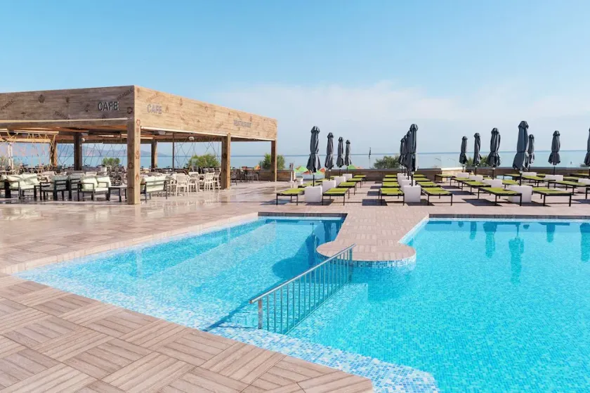 Enorme Eanthia Beach - Image 1