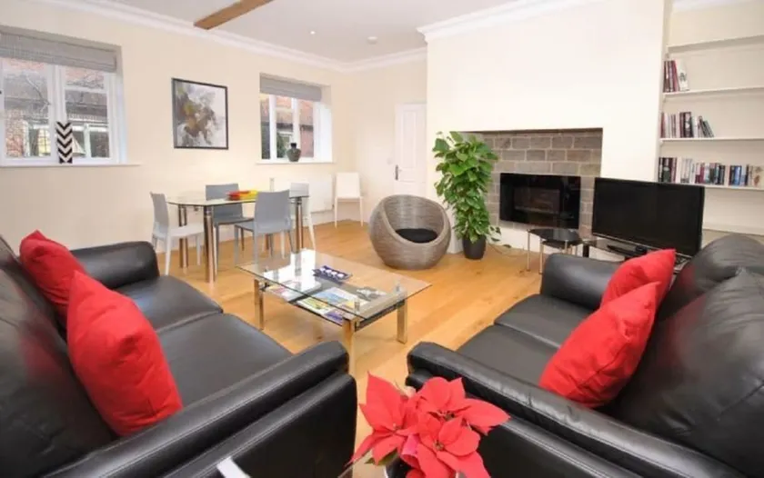 11 Angel Yard, Midhurst - Image 1