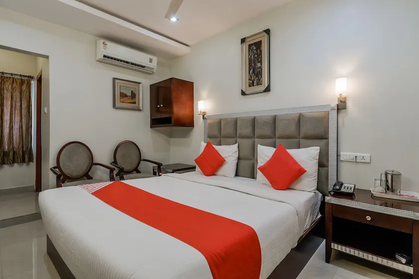 OYO 5231 M V Boutique Hotel - Image 1