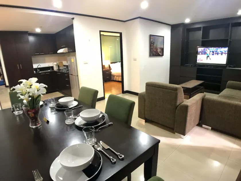 Twin Peaks Sukhumvit Suites - Image 1