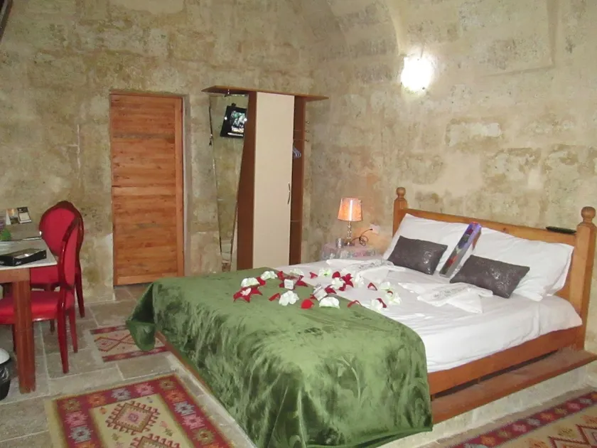 Alexander Cave House - Image 1