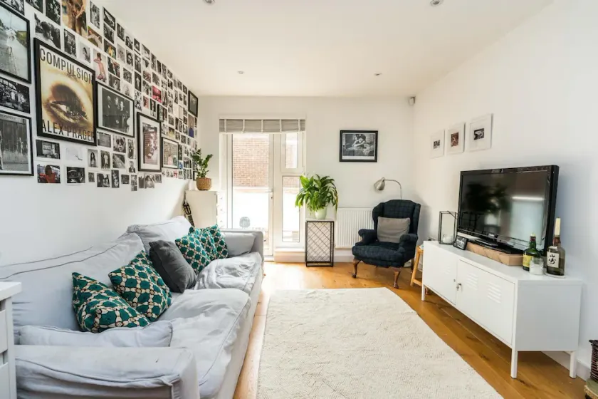 Contemporary 2BD Flat With Balcony - Hackney Downs - Image 1