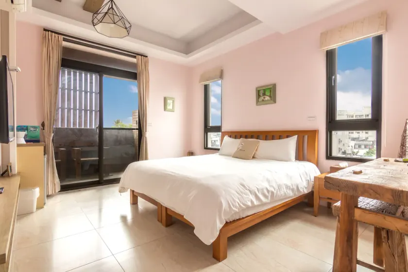 Jhongshan Building Bed and Breakfast - Image 1