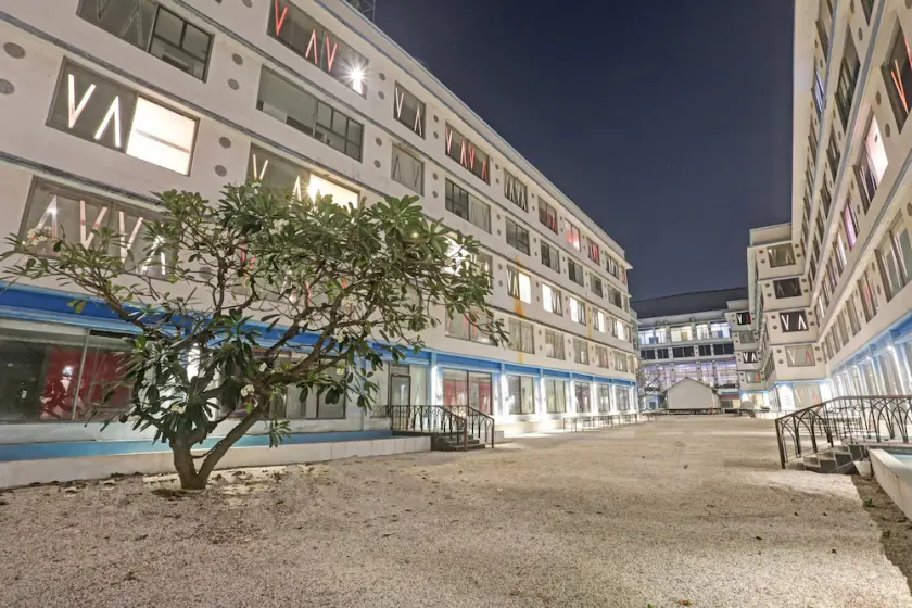 OYO Townhouse 781 Royal Palms Hotel - Image 1