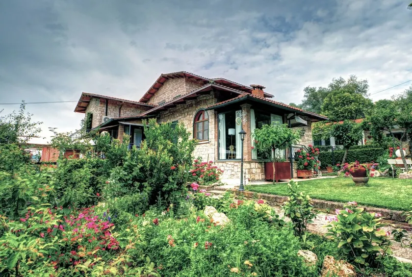 Villa Garden - Image 1
