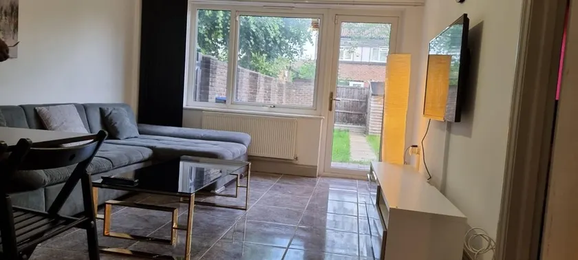 Remarkable 3-bed House With Garden in London - Image 1