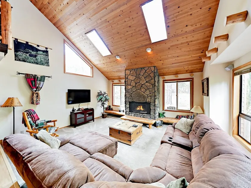 Quiet 4br W/ Private Hot Tub & Deck 4 Bedroom Home - Image 1
