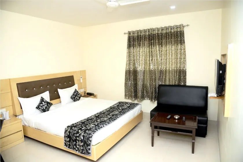 Hotel Simran Inn - Image 1