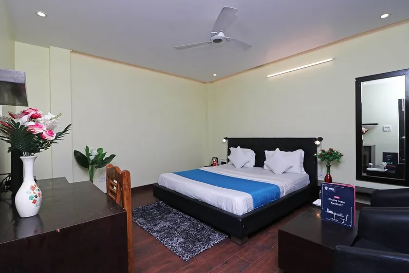 OYO 10666 Hotel Star - Image 1
