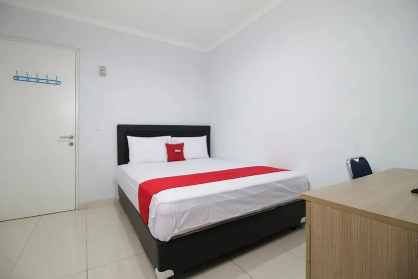 RedDoorz Near Lippo Village 3 - Image 1