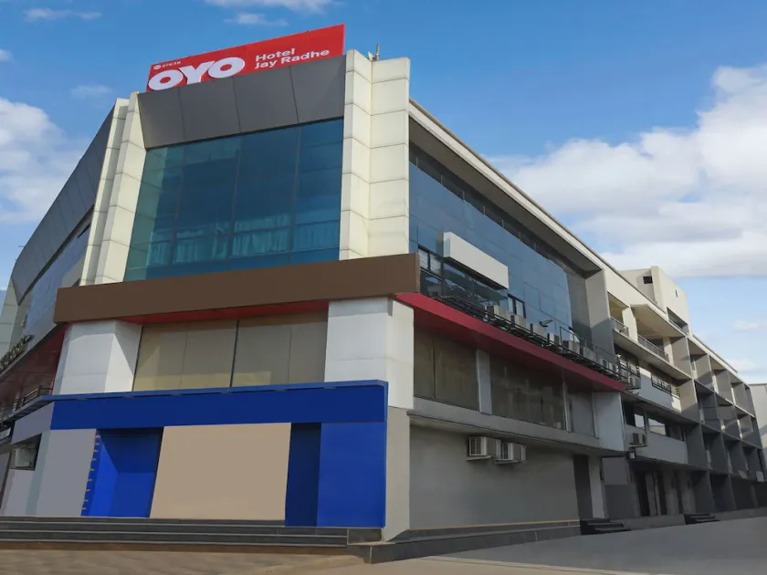 Hotel Jay Radhe by OYO Rooms - Image 1