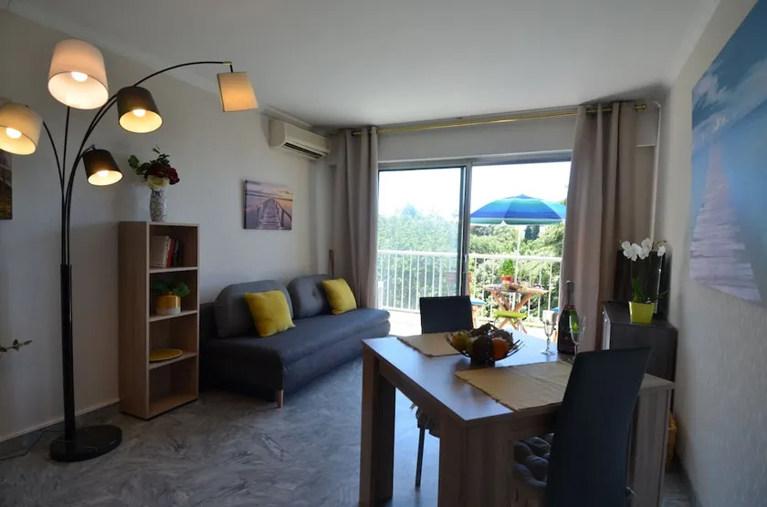 Large studio 4 persons with balcony Valrose district in Nice - Image 1