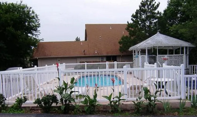 Oak Hill Inn & Suites - Image 1