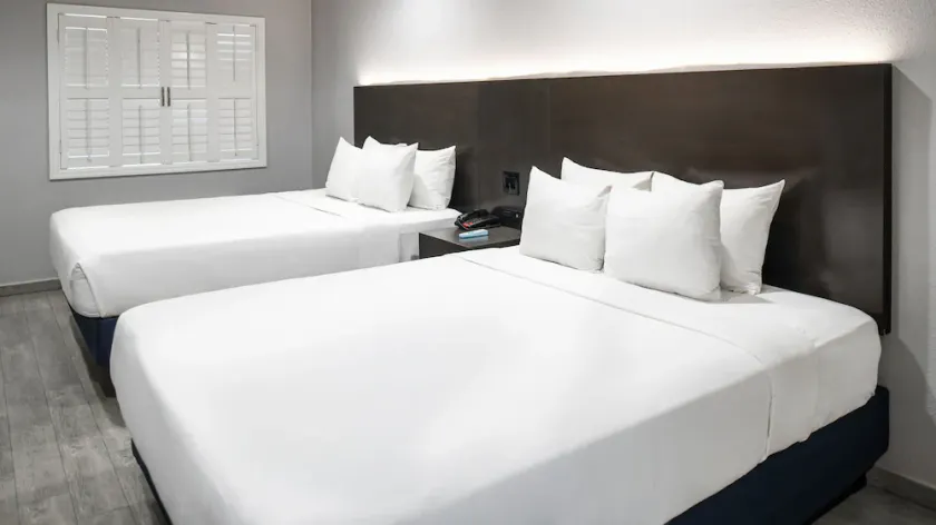 Hollywood Inn Express LAX  - Image 1
