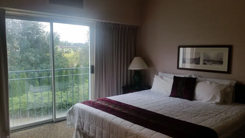 Totem Lake Hotel - Image 1