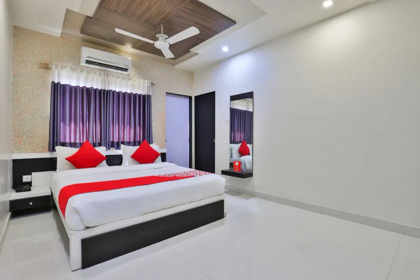 Hotel Vrajbhoomi by OYO Rooms - Image 1