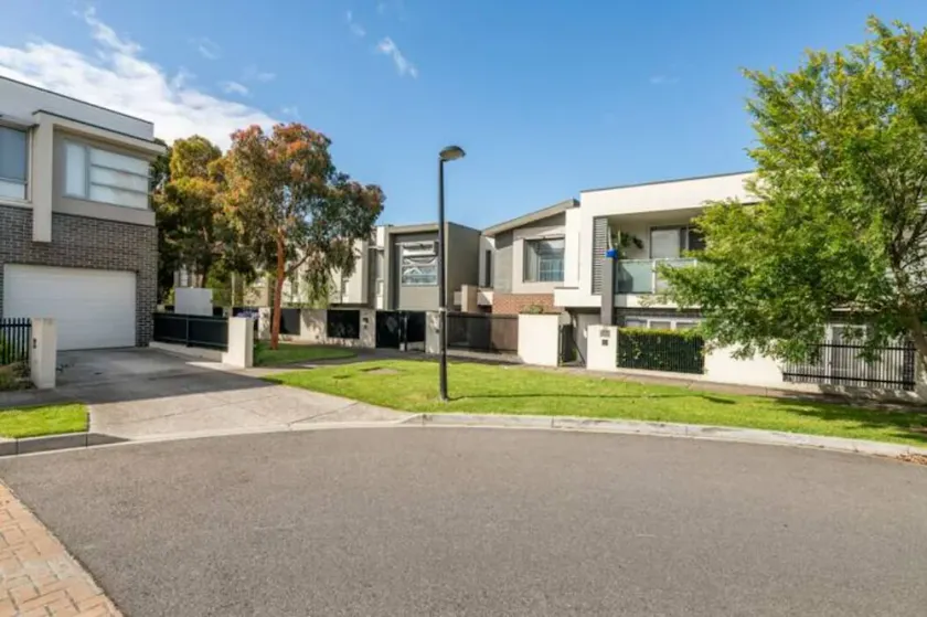 La Trobe Uni  3B townhouse  Bundoora - Image 1