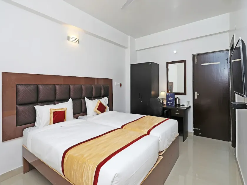 Hotel Galaxy by OYO Rooms - Image 1